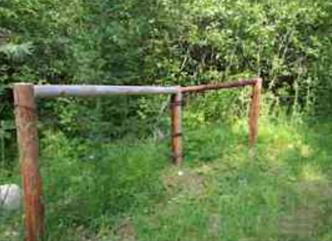 Fencing to keep livestock out of water Fencing to keep livestock out of water
